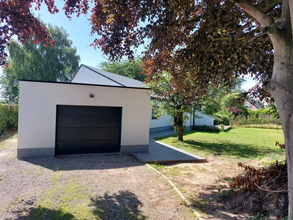 Porte de garage sectionnelle anthracite sur garage indépendant à toit plat