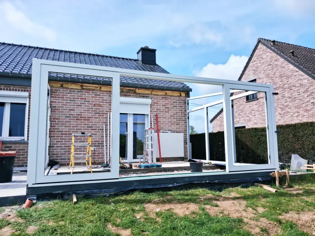 Véranda en aluminium blanc - en cours de construction