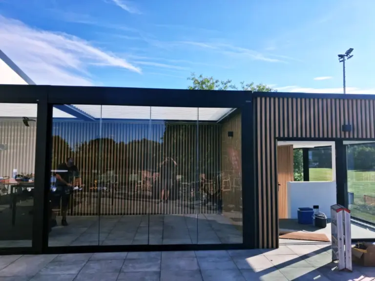 Véranda bioclimatique fermée par des parois vitrées coulissantes, club de padel à Limal