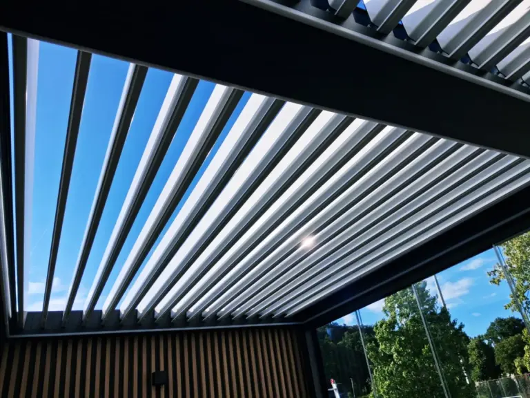 Détail des lames orientables en aluminium de la toiture bioclimatique