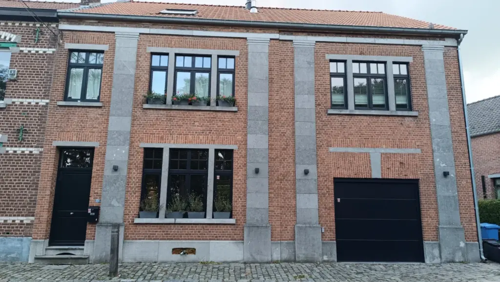 Chantier Lasne Châssis PVC et porte en bois