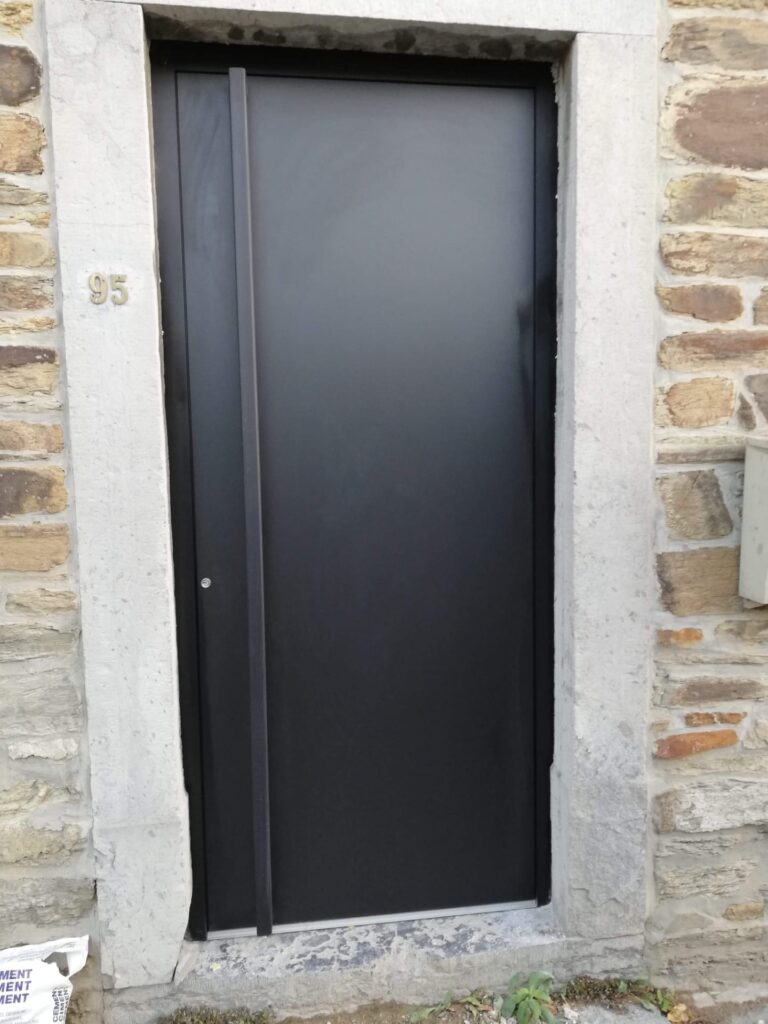 Porte d'entrée noire aluminium pleine avec poignée barre verticale