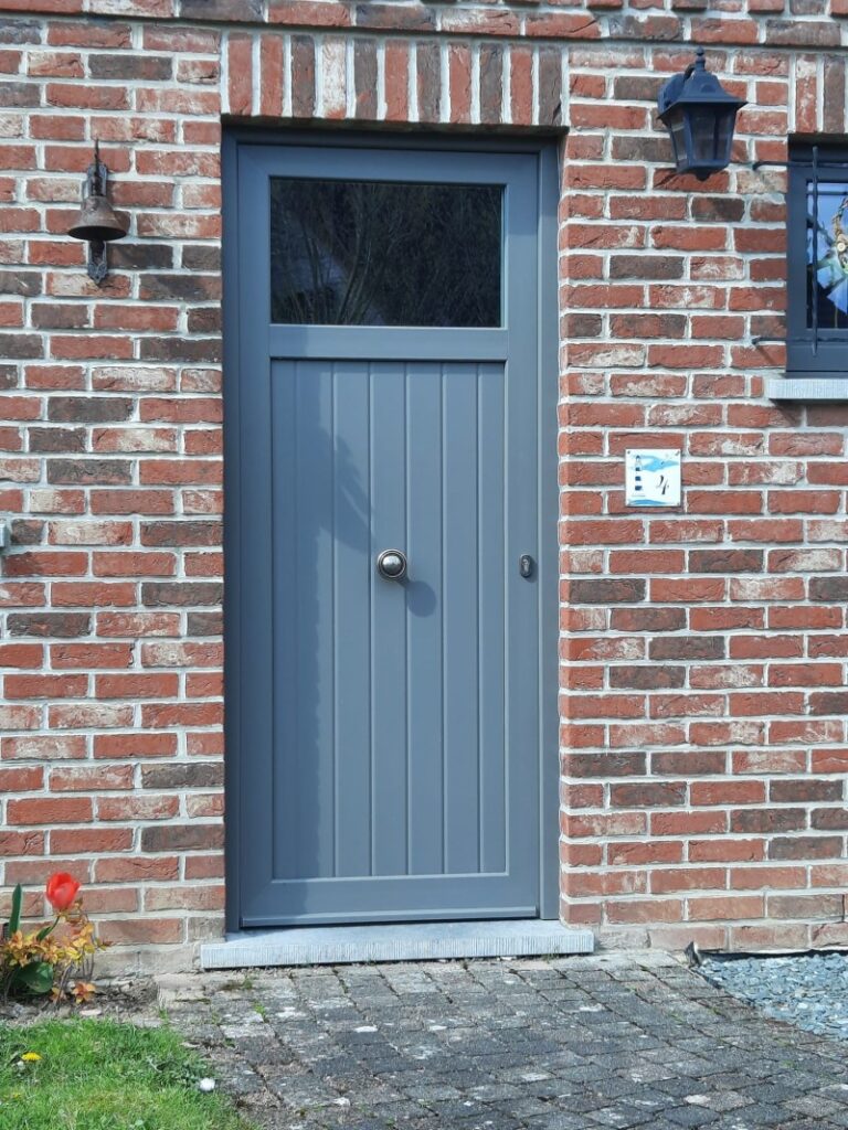 Porte d'entrée gris bleuté PVC à lames verticales avec imposte vitrée rectangulaire et bouton de tirage inox