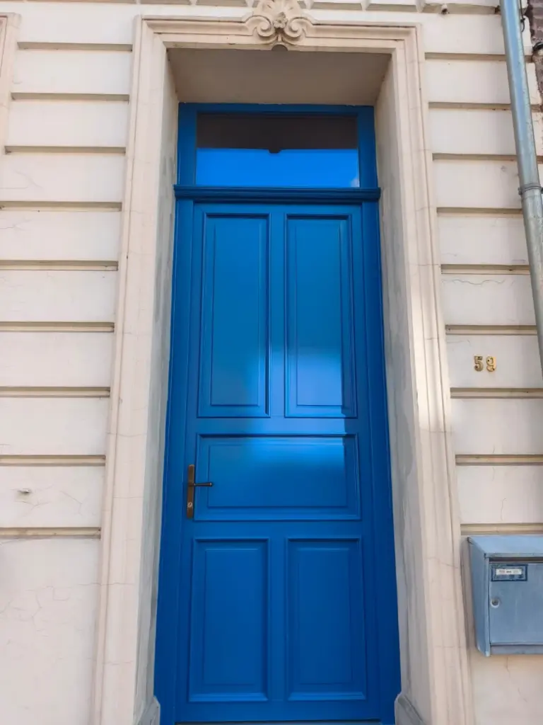 Porte d'entrée bleu en bois - Namur