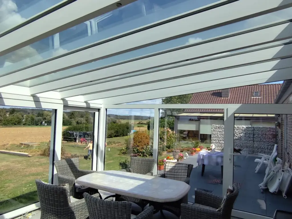 Véranda aluminium blanc à Hanzinne - vue intérieure