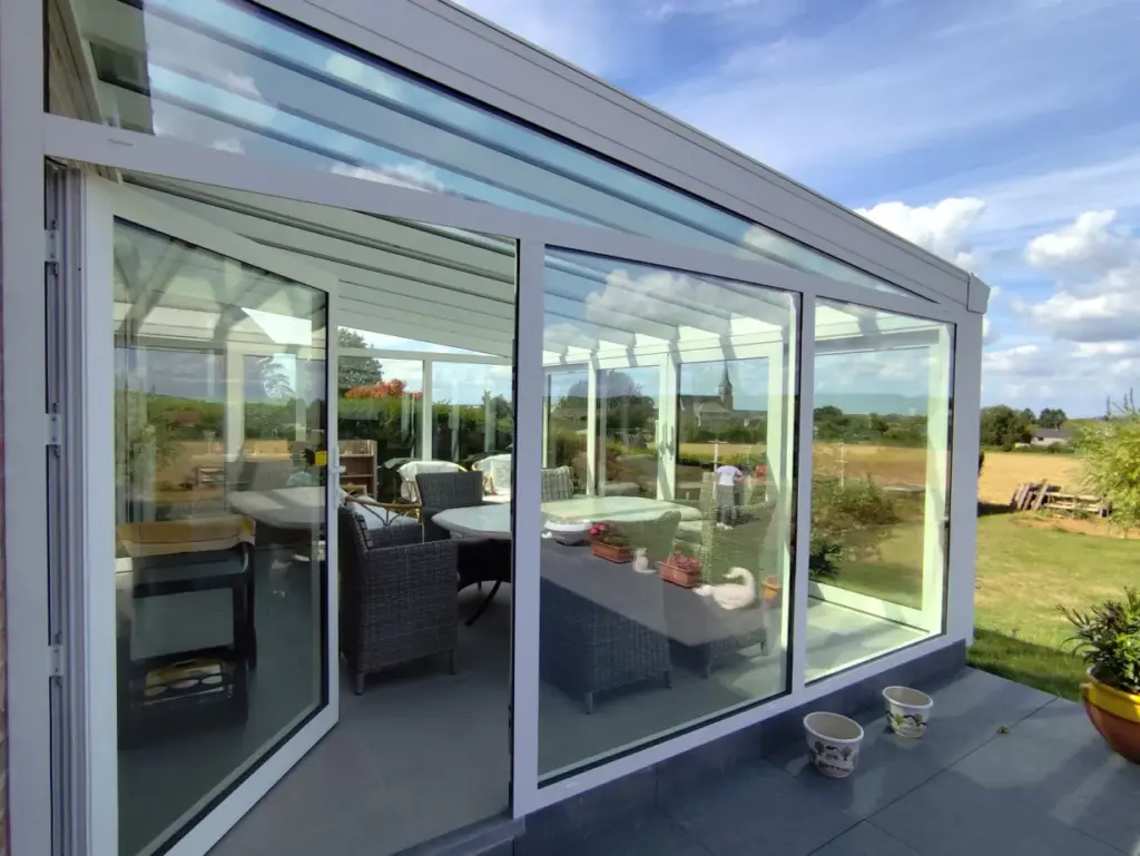 Véranda aluminium blanc à Hanzinne - vue latérale porte d'entrée