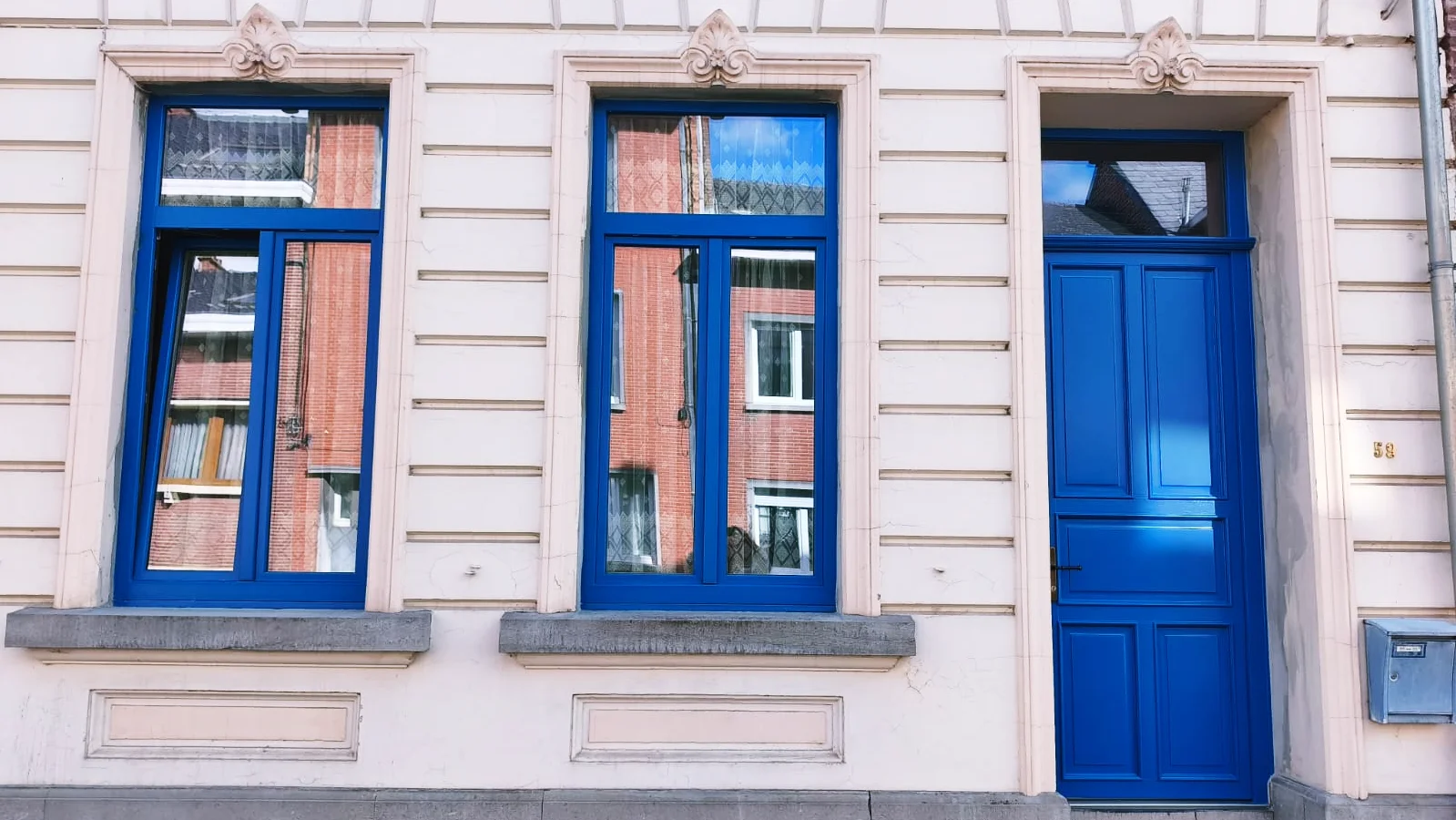 Châssis PVC et porte d'entrée en bois à Namur